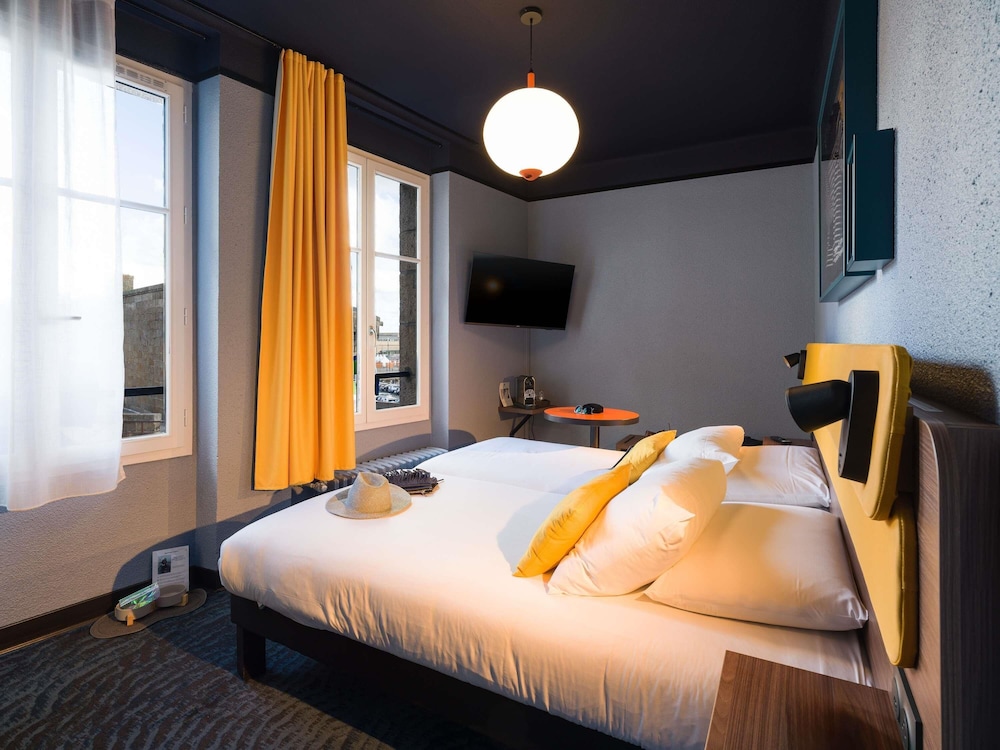 COMFORT, TWIN BEDS