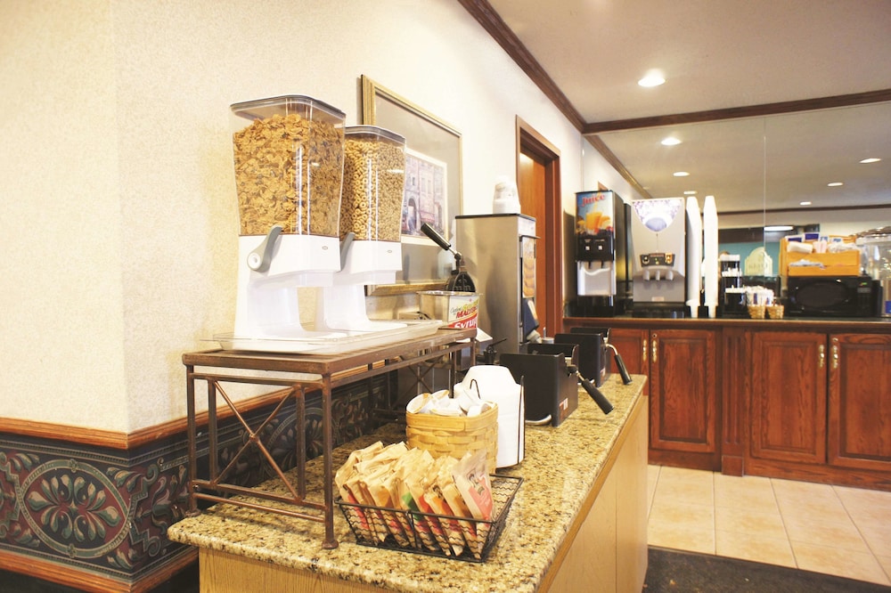 La Quinta Inn By Wyndham Indianapolis Airport Executive Drive 27/37