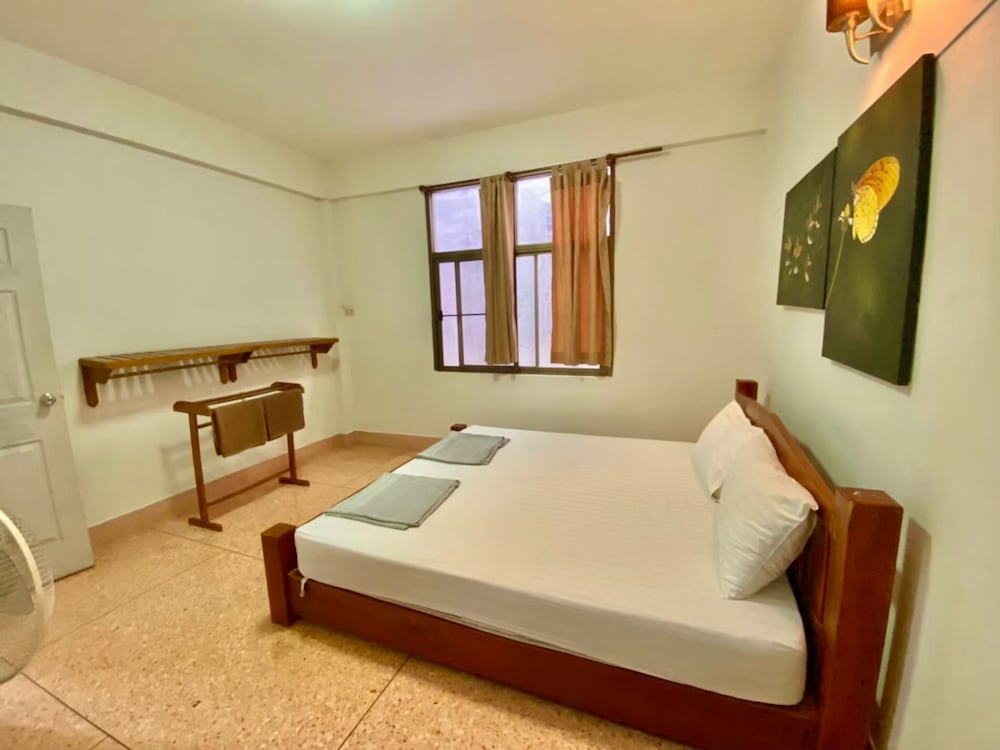 BASIC, DOUBLE BED, SHARED BATHROOM