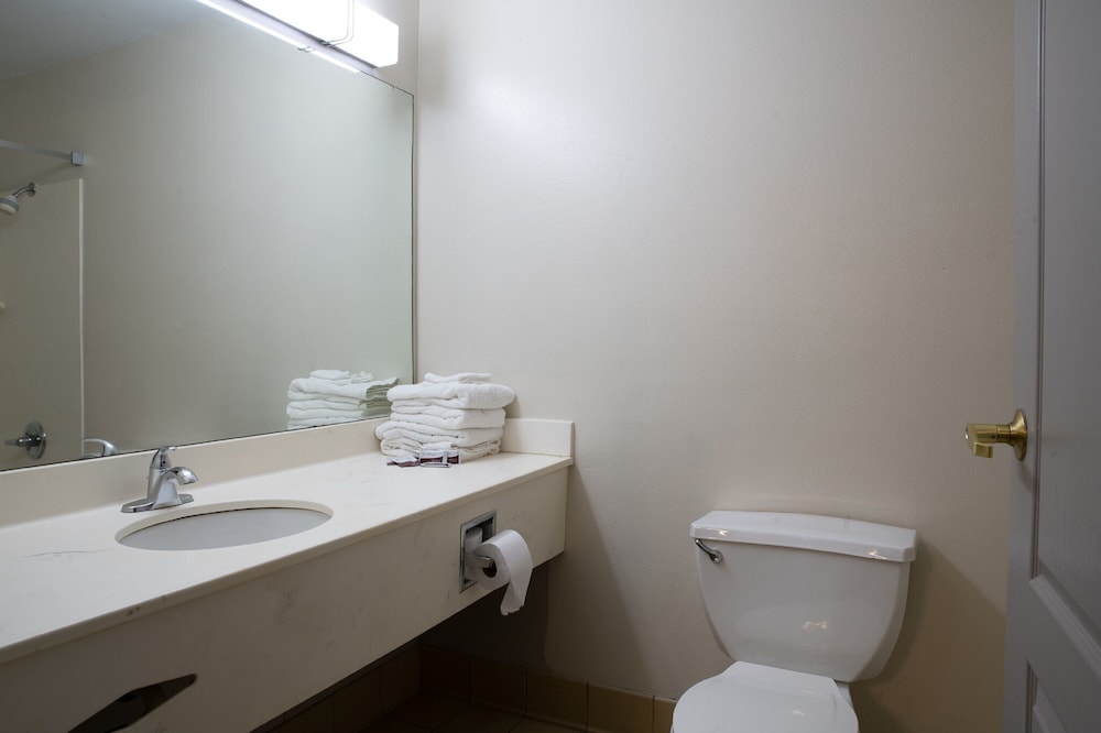 BlissPoint Inn and Suites Marion 43/47