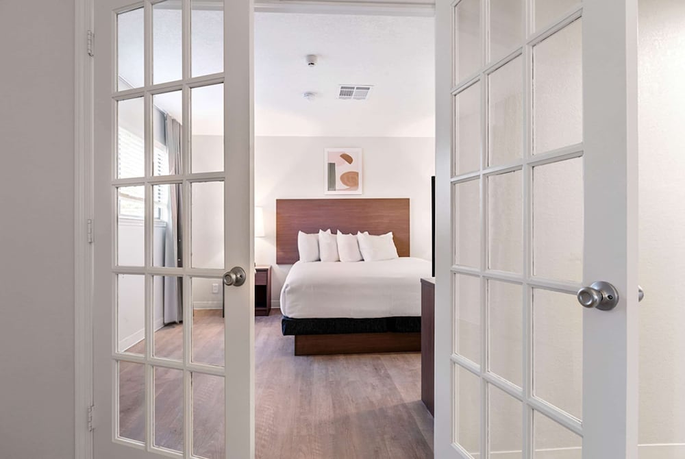 1 BEDROOM, SUITE