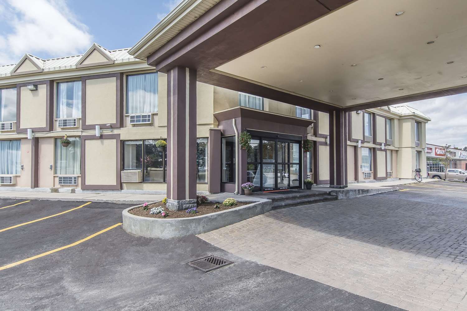Econo Lodge Orillia 8/11