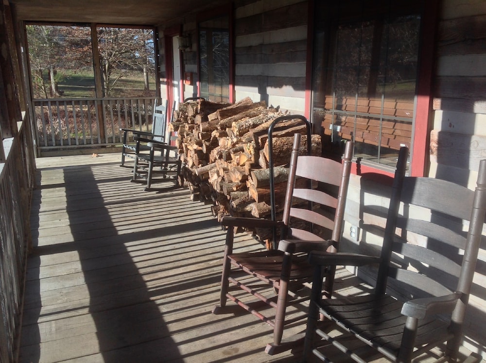The Smokehouse Lodge and Cabins 57/75