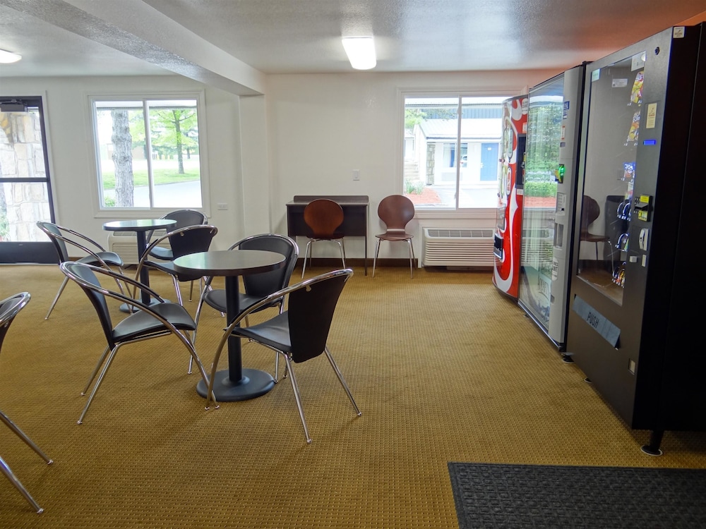 Motel6 Erie, PA 21/31