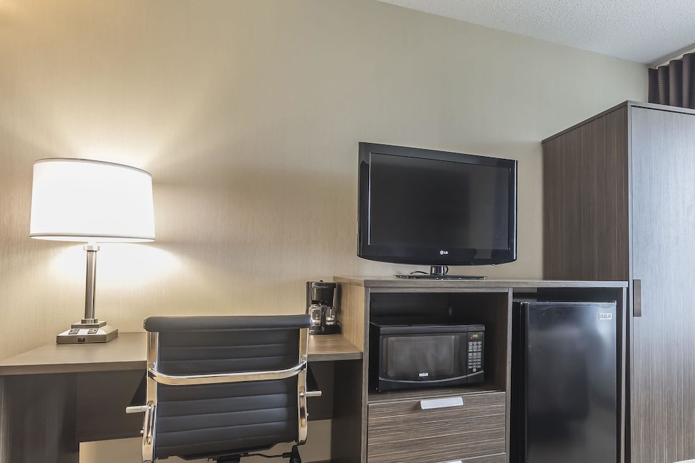 Comfort Inn Levis 30/33