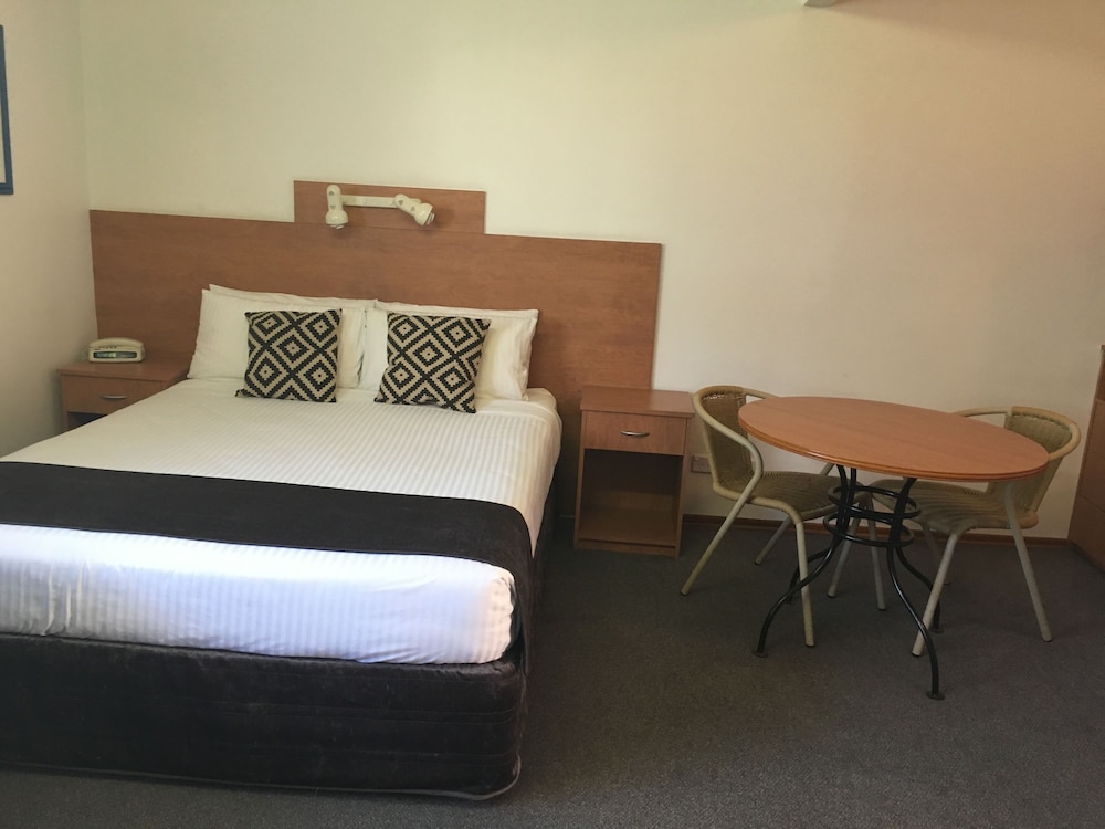 Downstairs, Queen Bed, Bridge View Motel 2/3