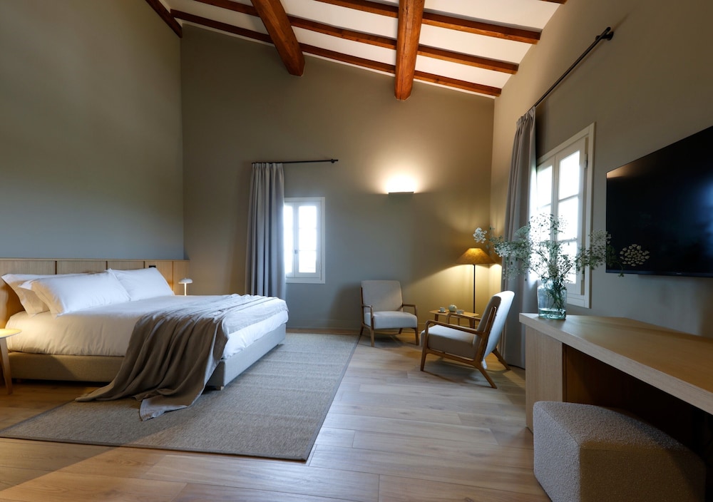 Superior, Queen Bed, Hill View, Sofa