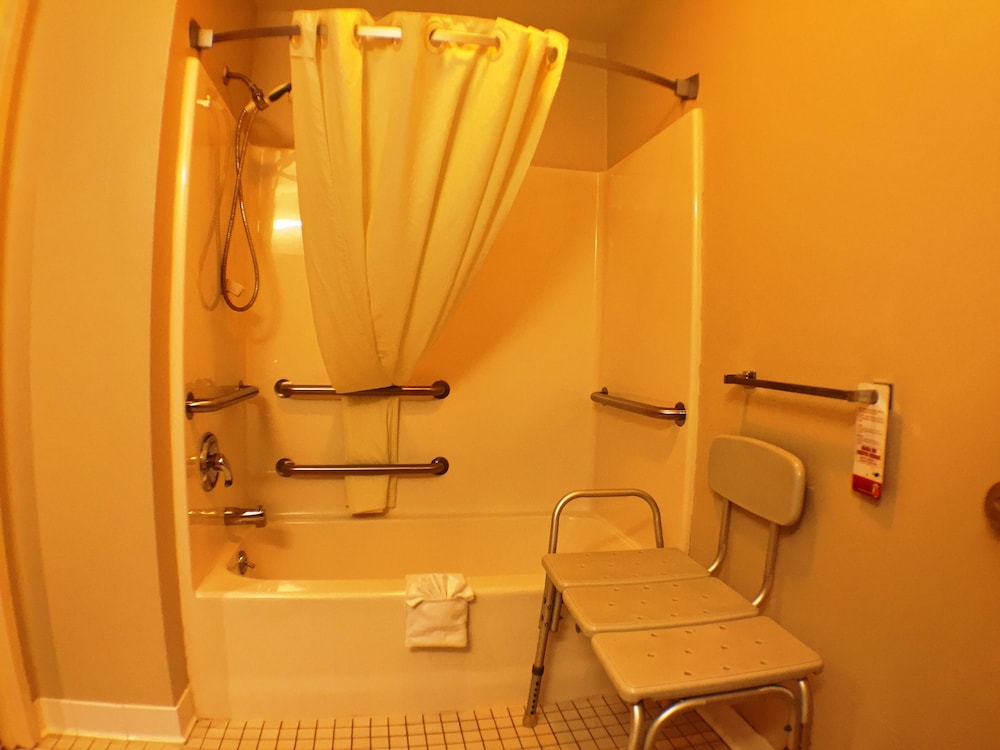 Super 8 By Wyndham Canandaigua 15/23