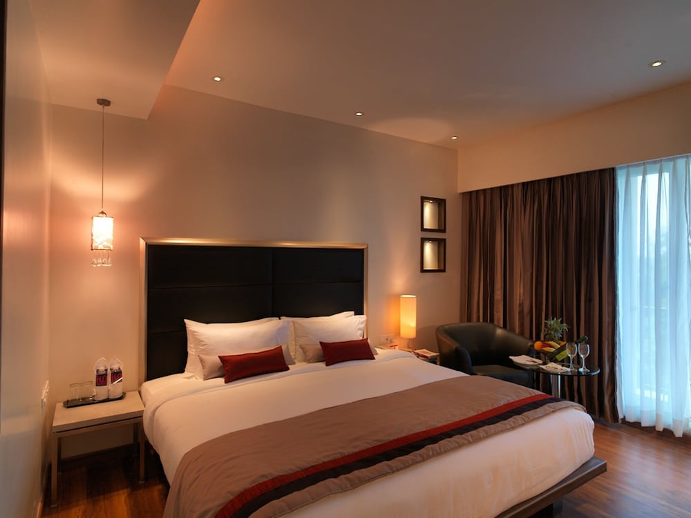 DELUXE, KING BED