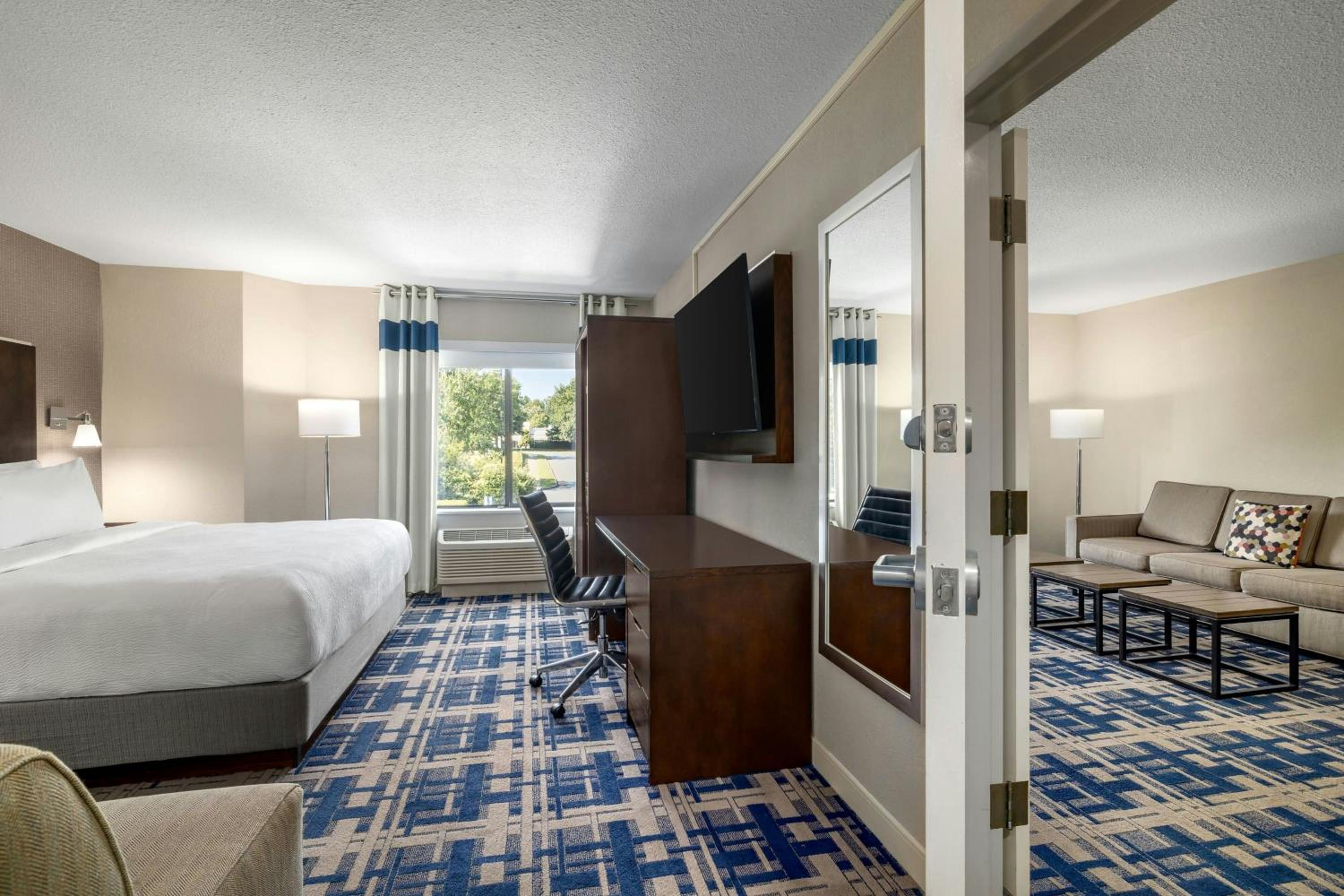 1 Bedroom, Suite, Queen Bed, Sofa, Living Area