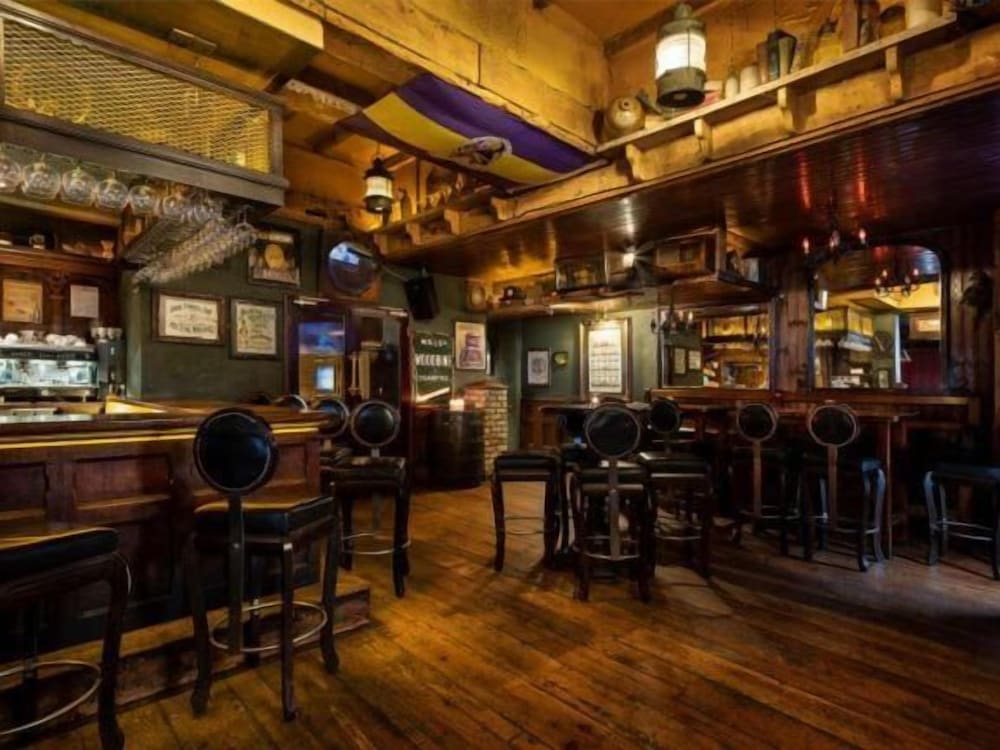 Treacys Hotel Enniscorthy 44/63