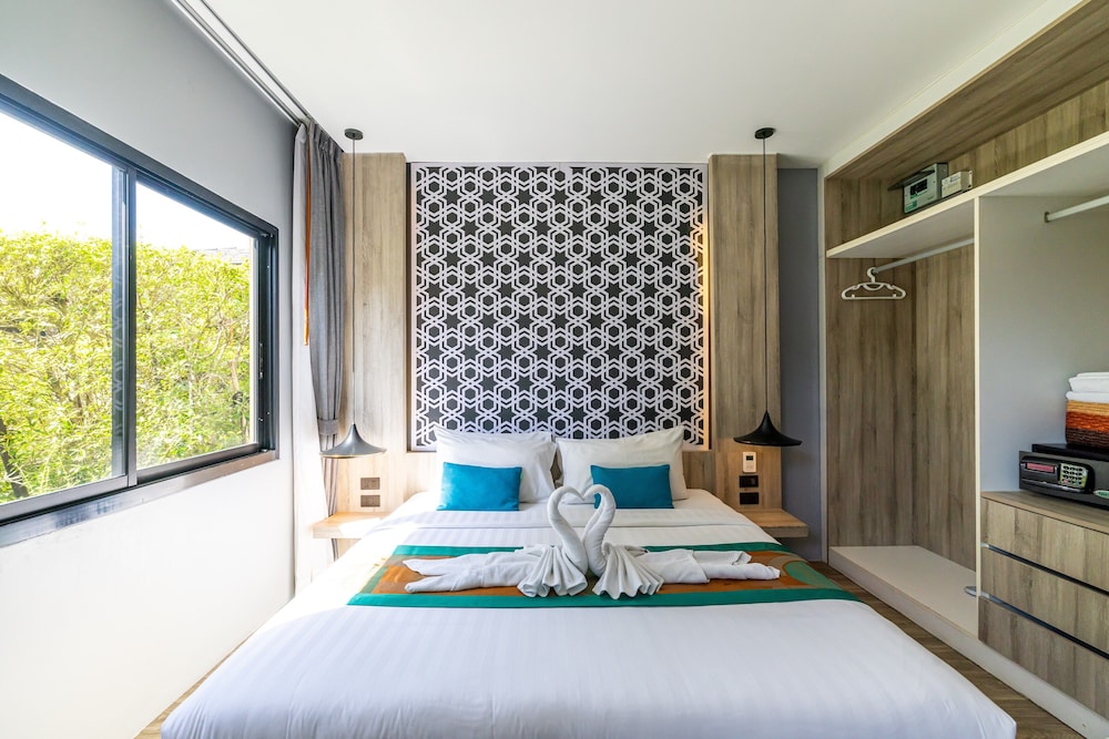 DELUXE, DOUBLE BED, POOL VIEW