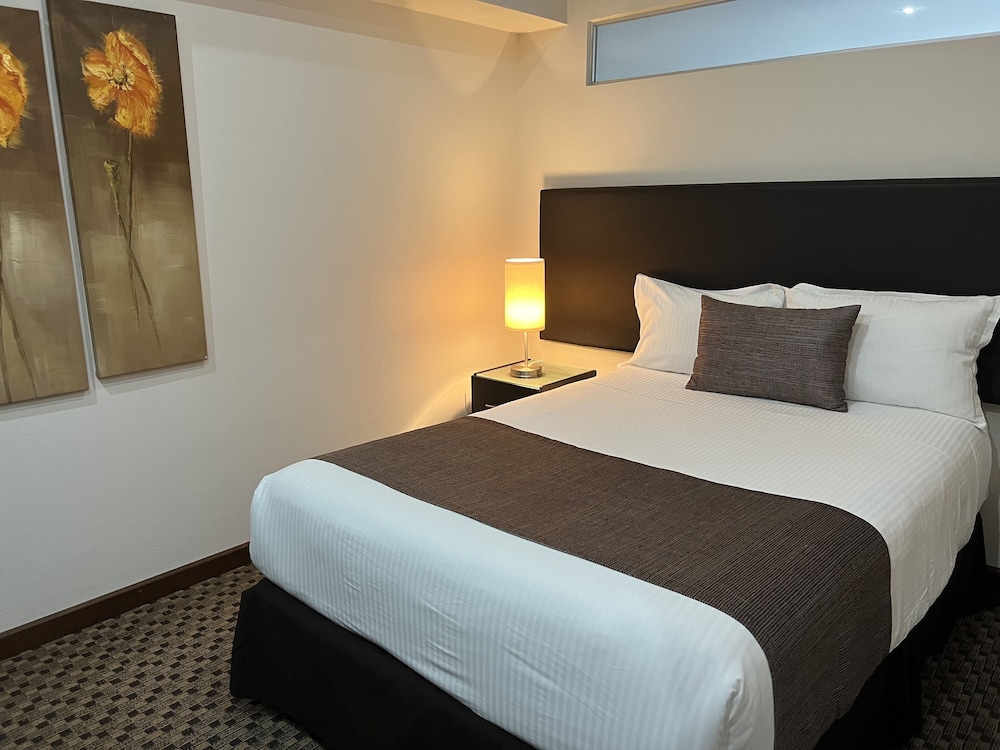 MASTER, SUITE