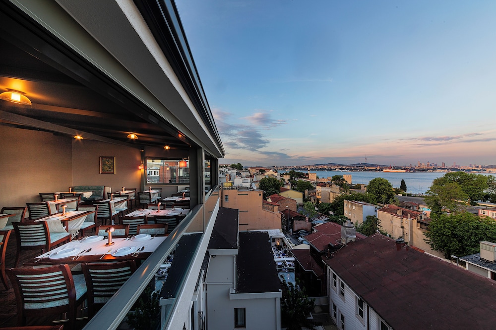 Triton Hotel 9/60