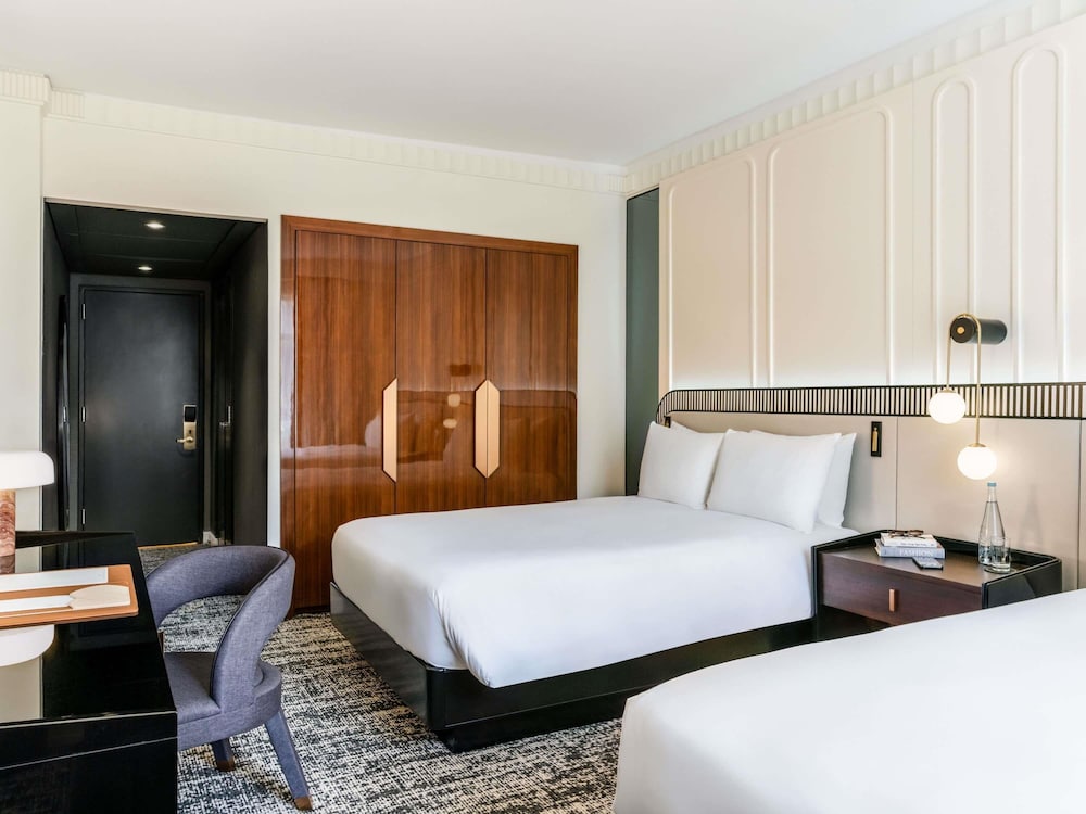 SIGNATURE, 2 QUEEN BEDS