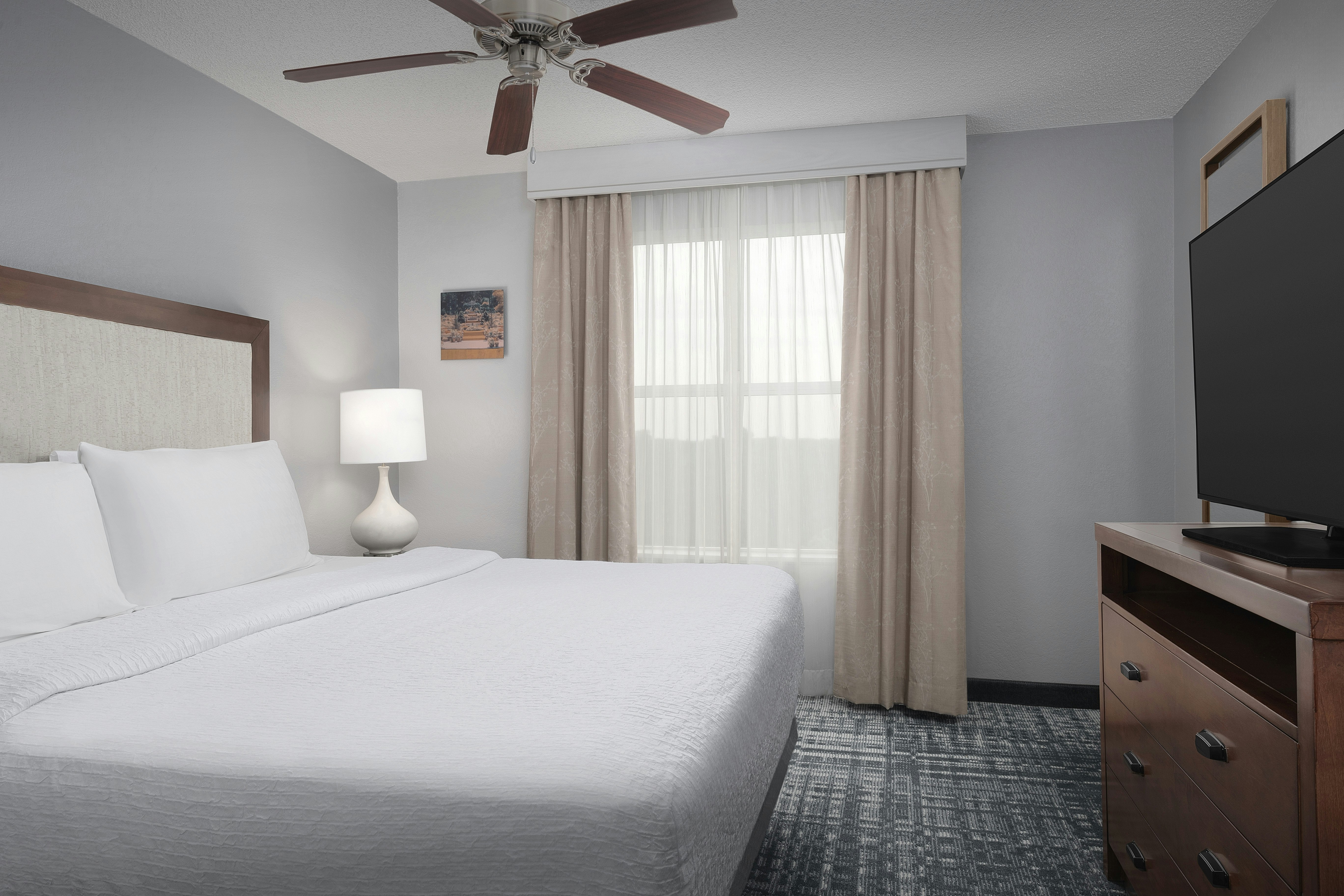 SUITE, KING BED, ACCESSIBLE