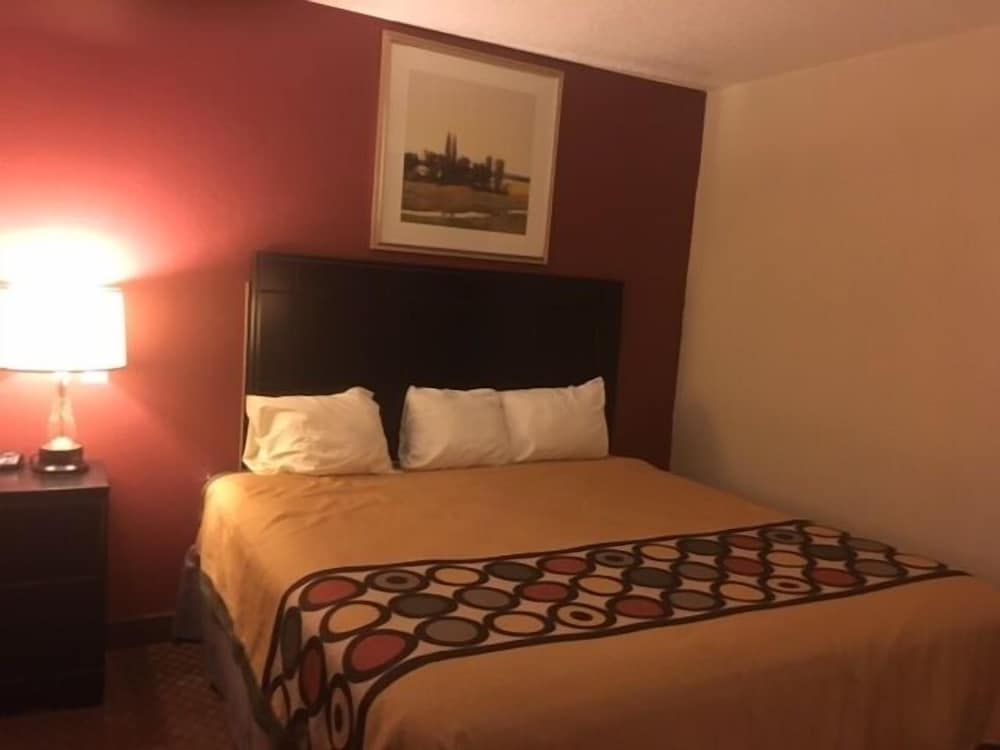 غرفة بسرير كينج، Super 8 by Wyndham New Castle PA 2/5