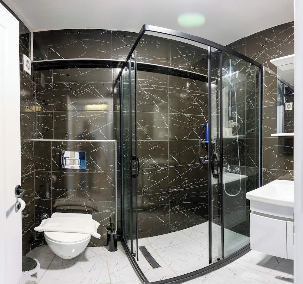 Aiza Suites 53/53