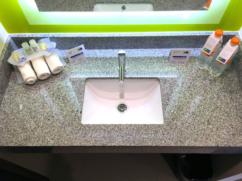 Holiday Inn Express & Suites Mexicali 26/66
