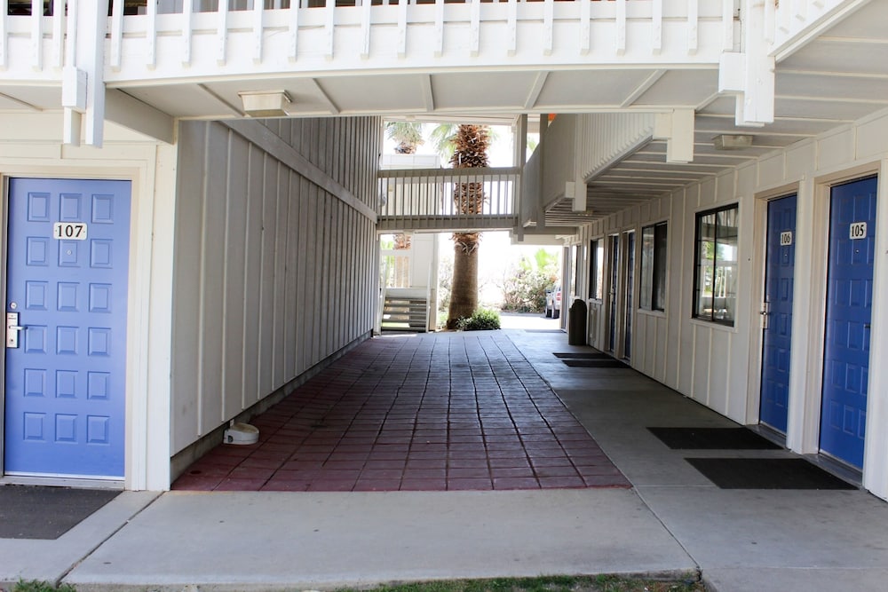 Motel6 Coalinga, CA - East 8/45