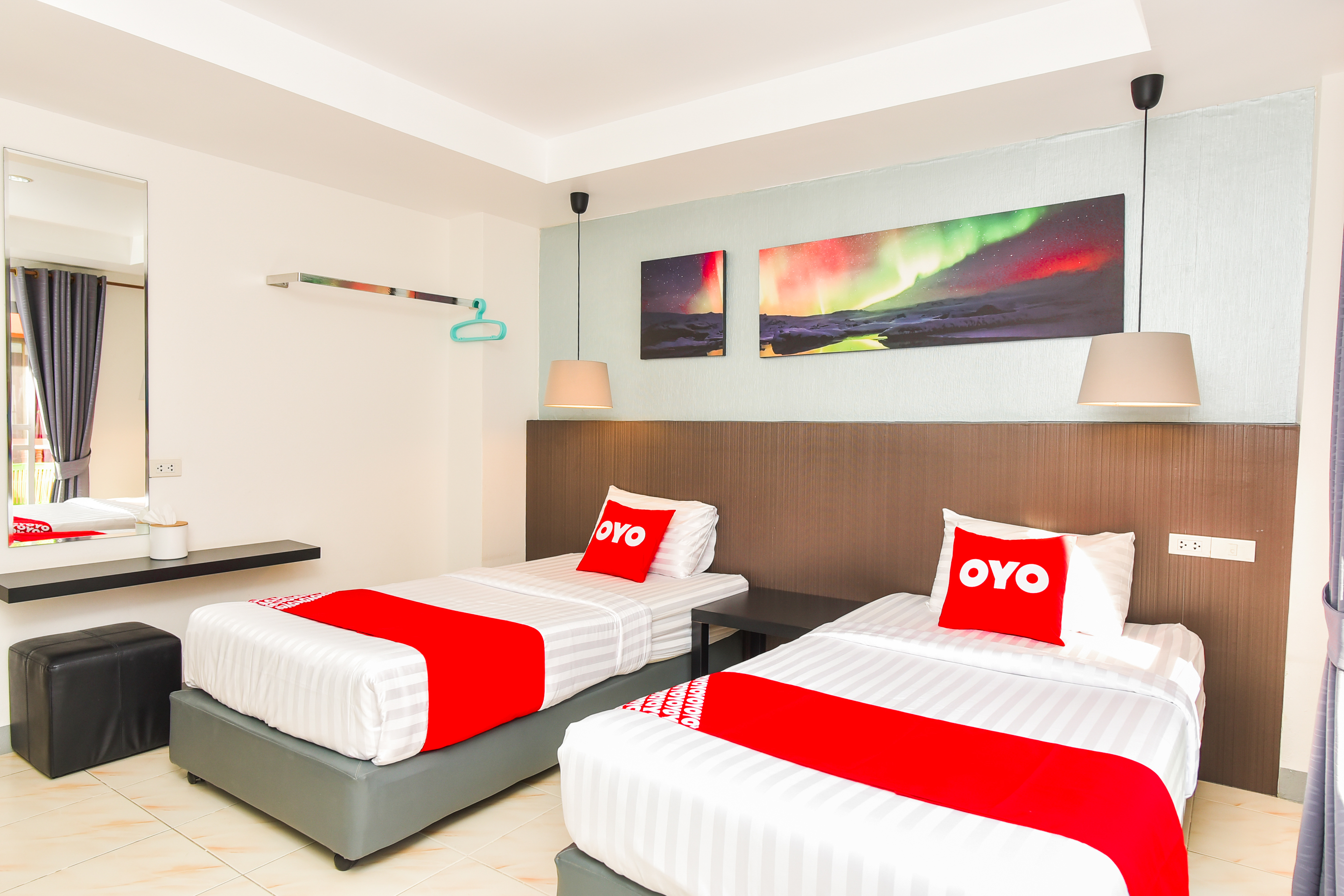 DELUXE, TWIN BEDS