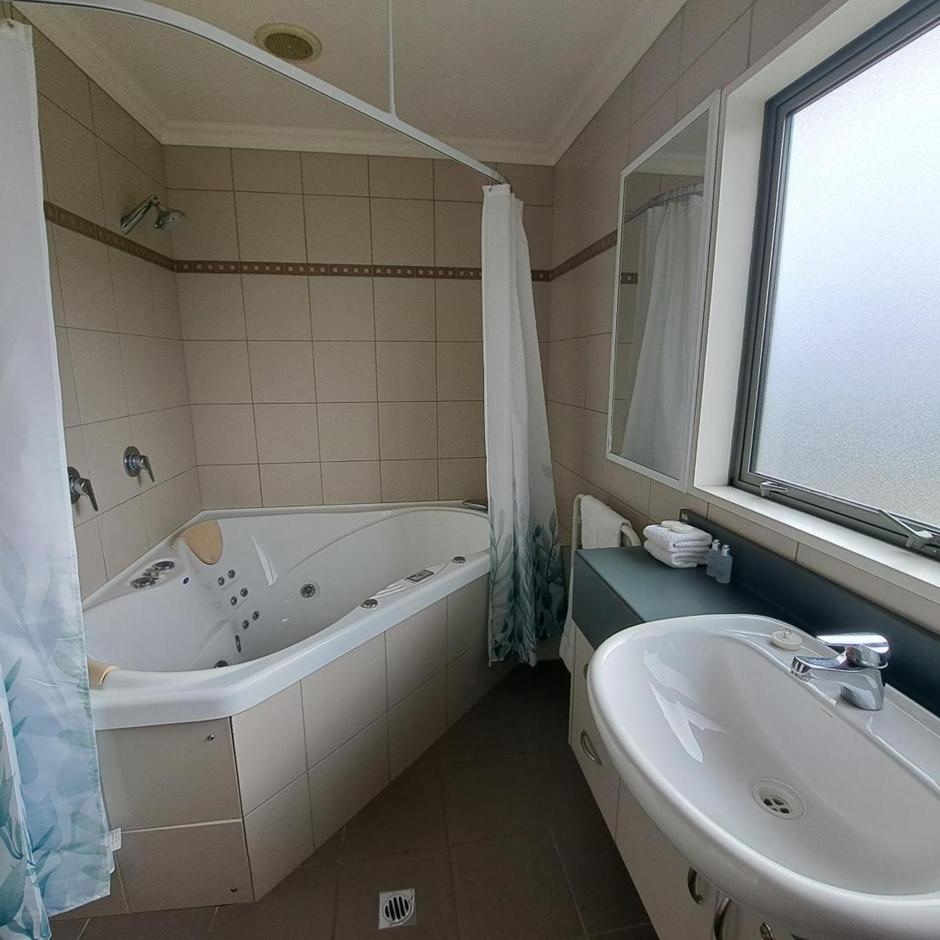 Hotel Lake Brunner 50/50