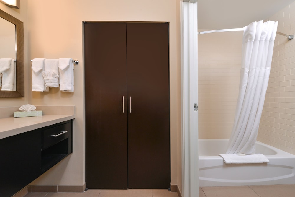 جناح استوديو بسرير كينج بمطبخ لذوي الإعاقة، Staybridge Suites Merrillville 3/3