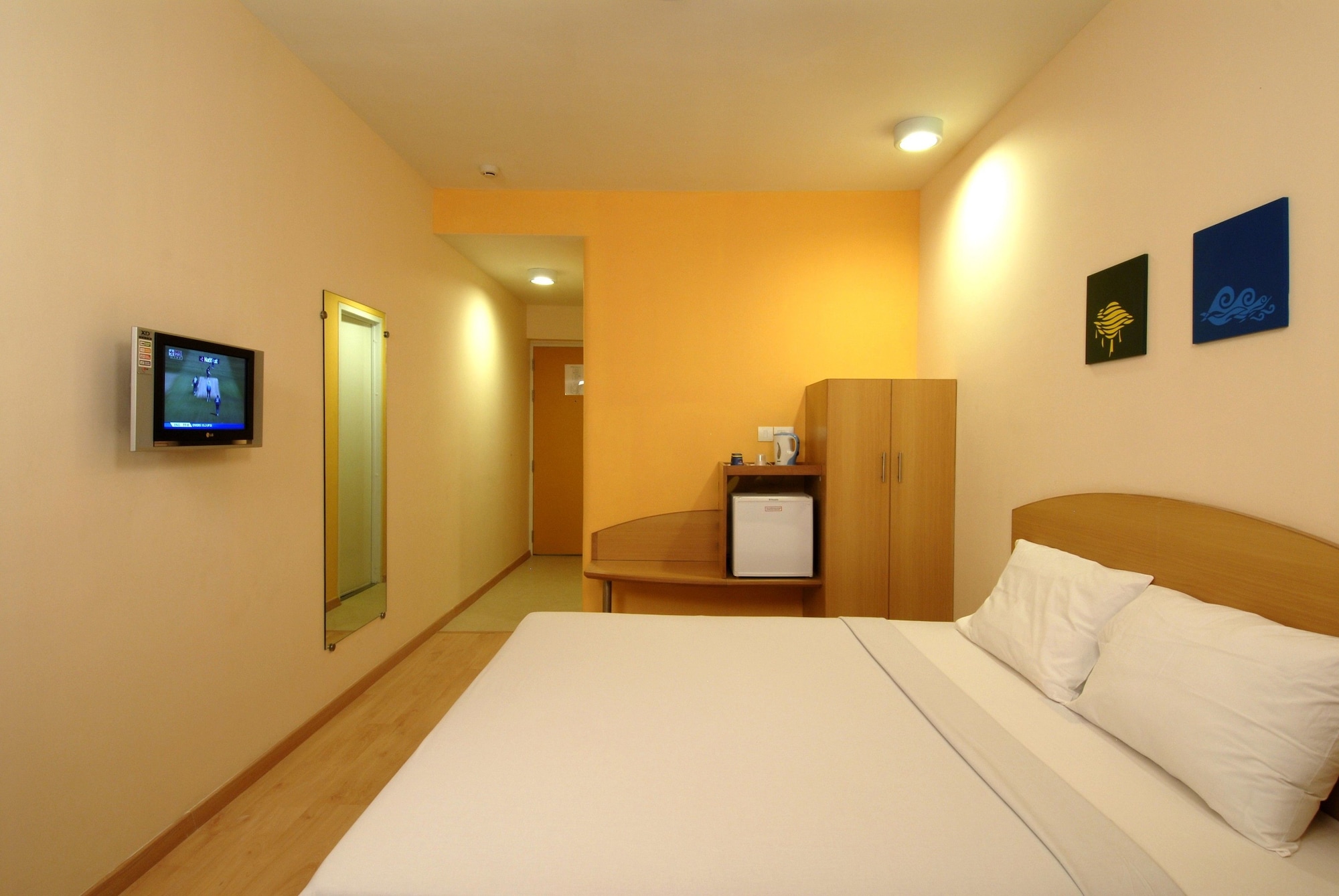 ROOM, TWIN BEDS