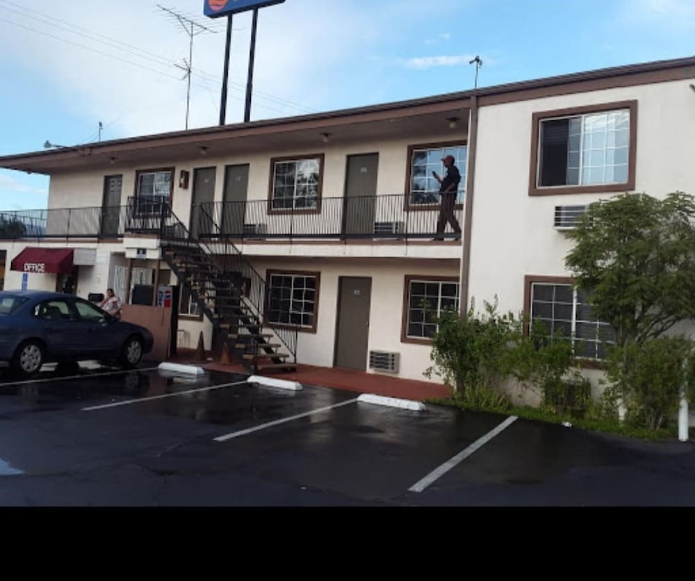 Colton Motel 1/24