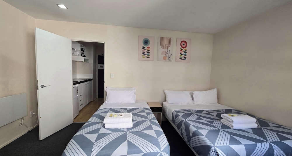 Empire Apartments 30/67