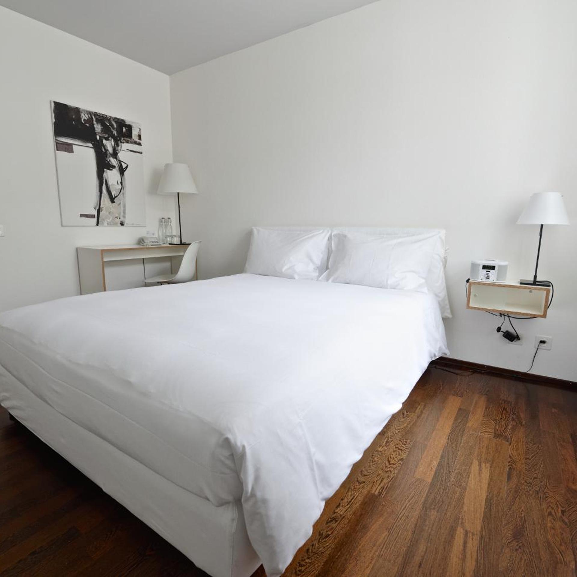 ROOM, DOUBLE BED