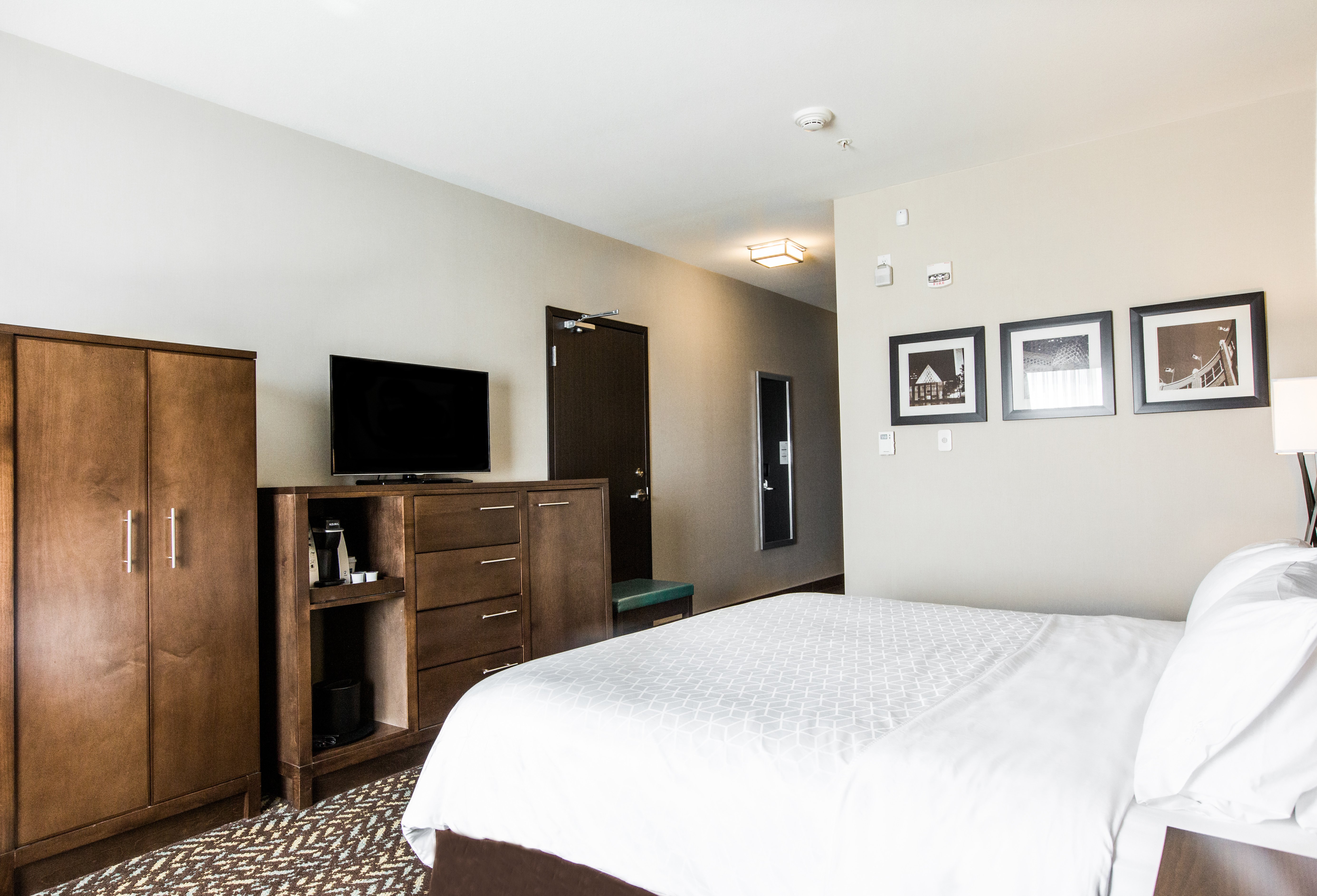غرفة بسرير كينج لذوي الإعاقة، Holiday Inn Express & Suites Spruce Grove - Stony Plain 3/6