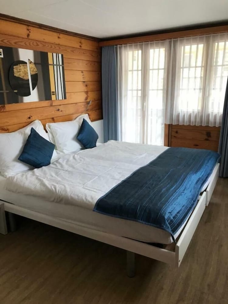 Economy, Twin Beds, Shared Bathroom