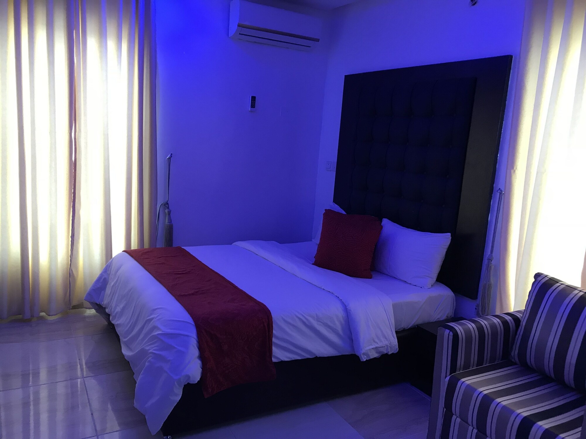 STUDIO, QUEEN BED