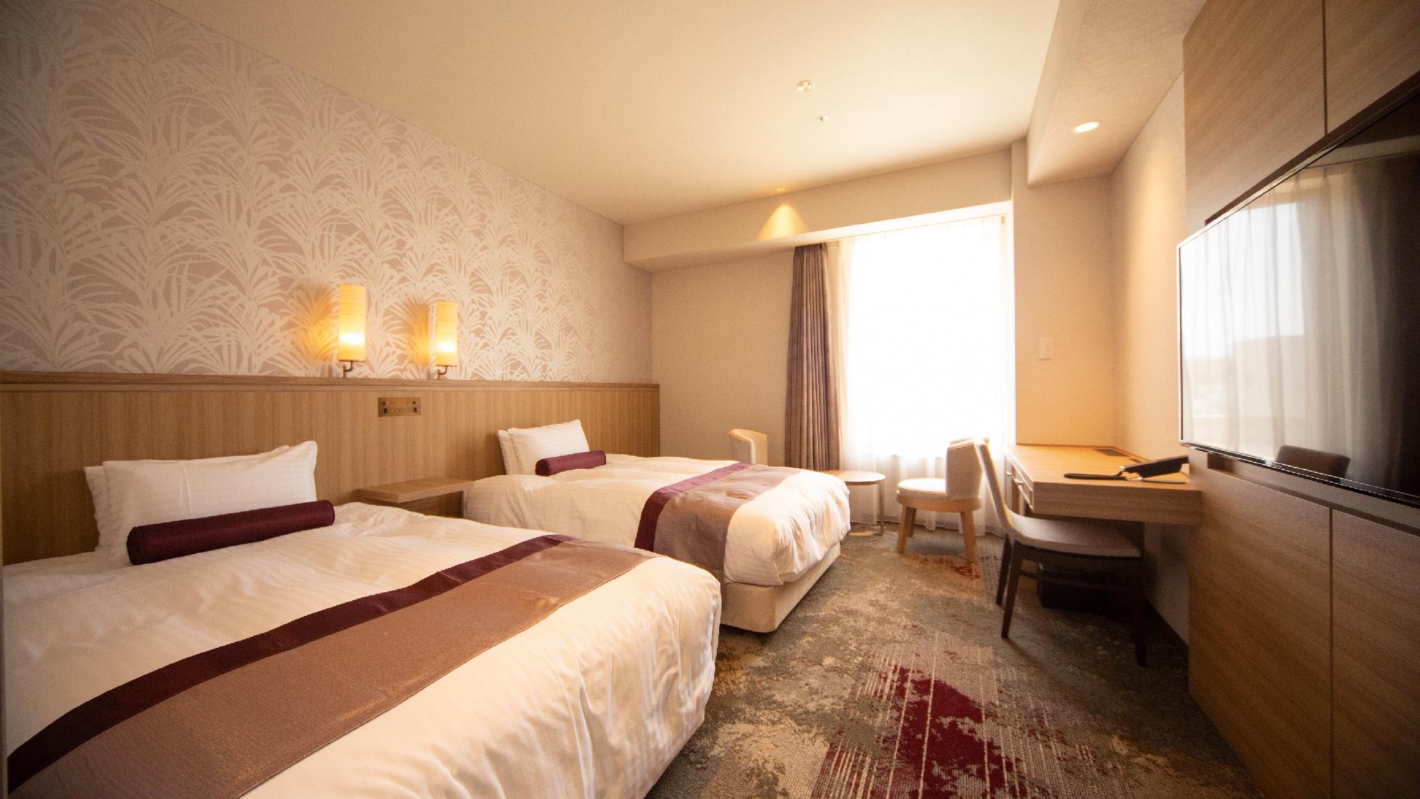 Room, Twin Beds, City Side