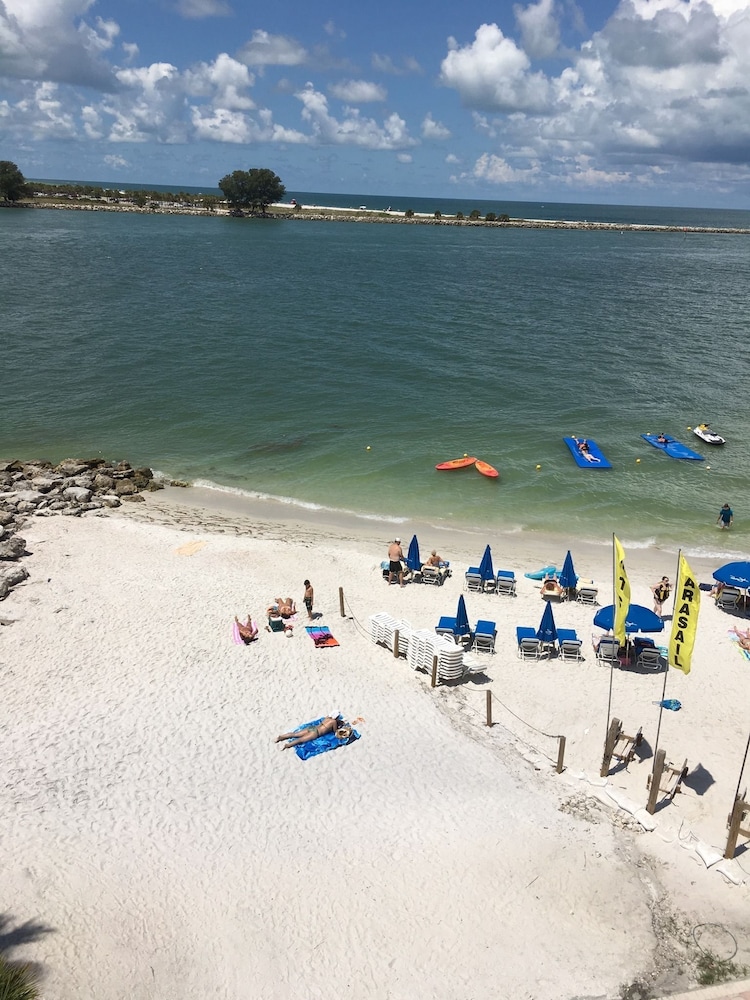 Gulfview Hotel On the Beach 40/49