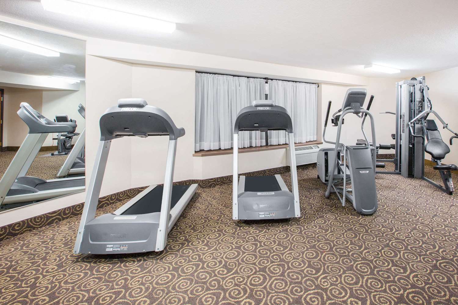 Ramada by Wyndham Des Moines Tropics Resort & Conference Ctr 3/18