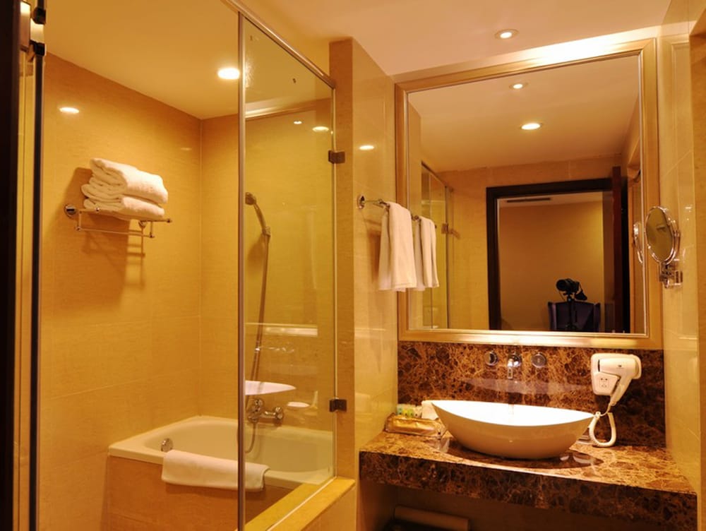 Yuexiu Hotel Guangzhou, Curio Collection by Hilton 12/30