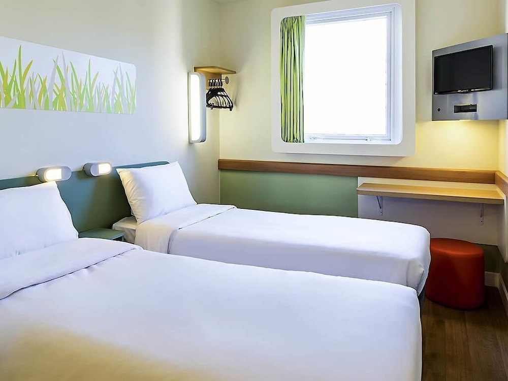 APARTMENT, TWIN BEDS
