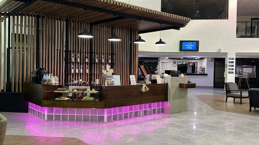 Corona Plaza Hotel 10/70