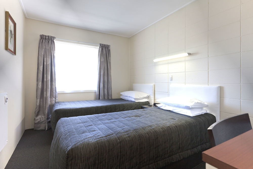 Tudor Motor Lodge 16/47