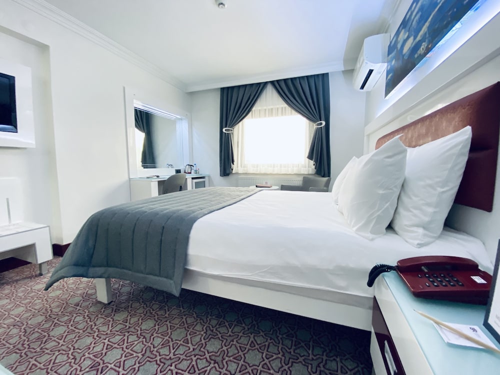 ROOM, DOUBLE BED