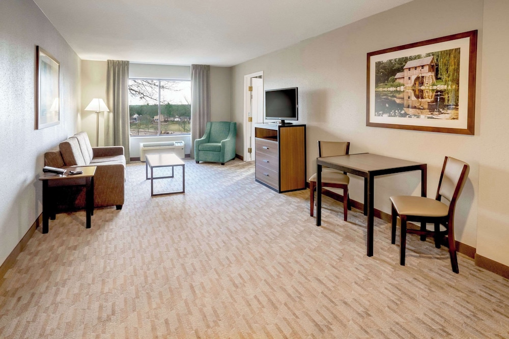 Riverview Inn & Suites, Ascend Hotel Collection 48/72