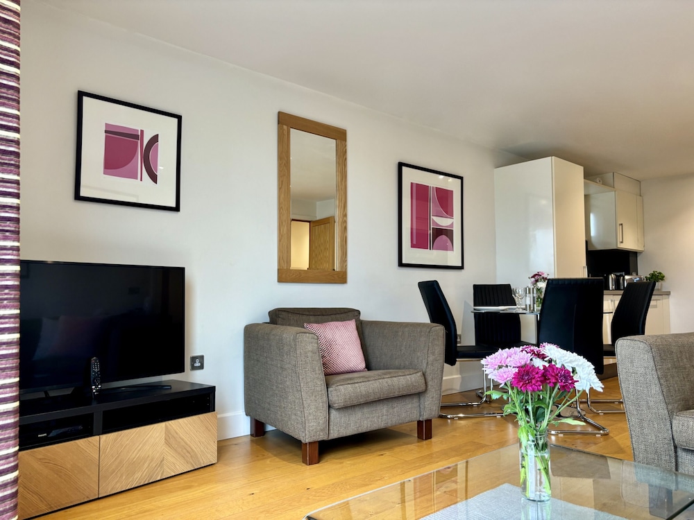 YOUR SPACE APARTMENTS - THE HAMILTONS 30/46