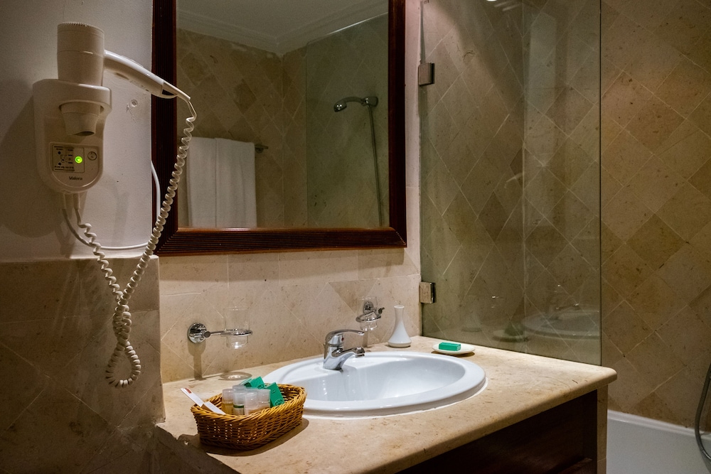 THE ORANGERS BEACH RESORT AND BUNGALOWS 42/43