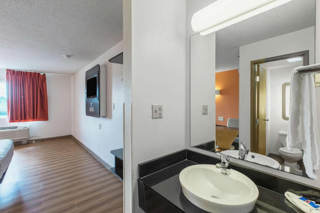 2 Full Beds - Non-Smoking، Motel6 Omaha, NE - Central 8/10