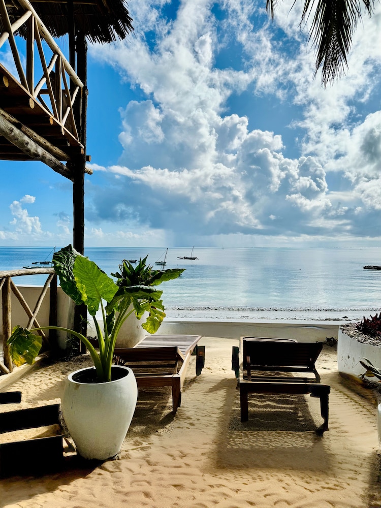 Mango Beach House 46/50