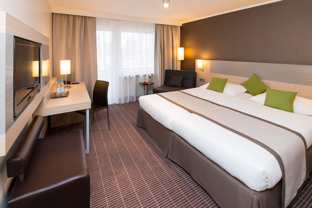 ROOM, QUADRUPLE