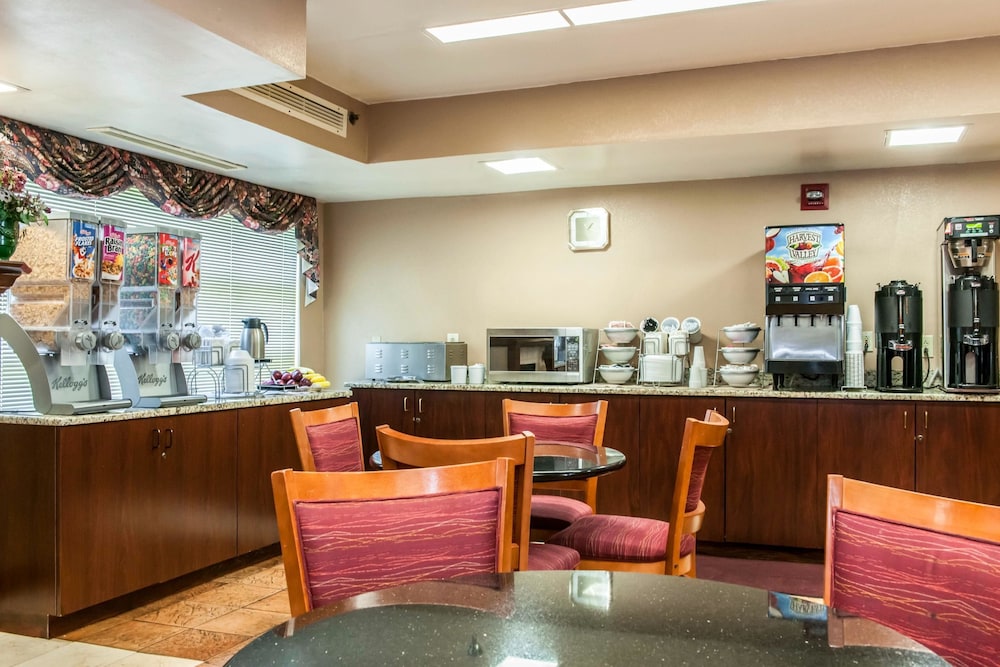 Clarion Inn & Suites Indianapolis Northwest 40/55
