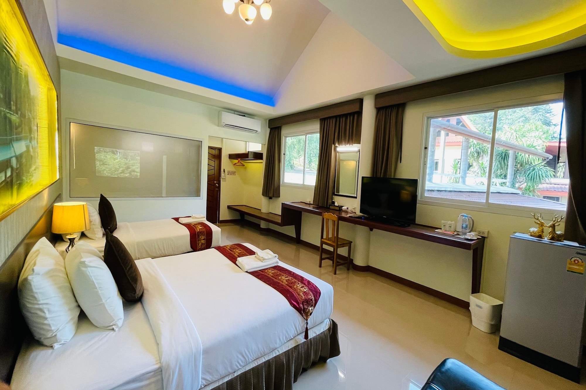DELUXE, TWIN BEDS